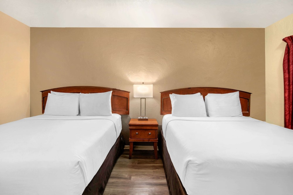 Standard Room, 2 Queen Beds, Non Smoking - Photo 2