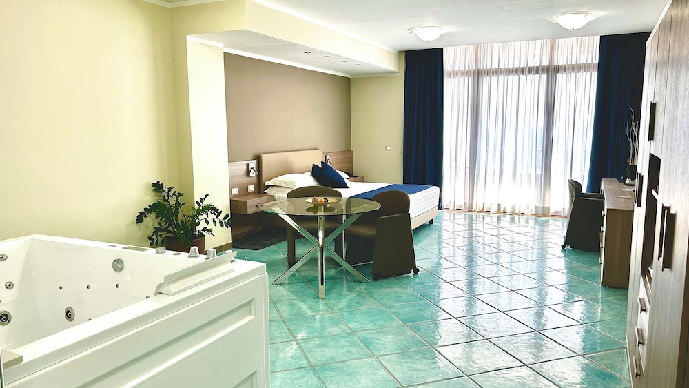 Deluxe Room - Photo 3