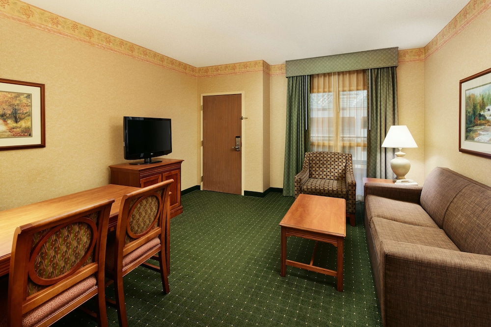 Suite, 1 King Bed, Accessible, Non Smoking - Photo 5