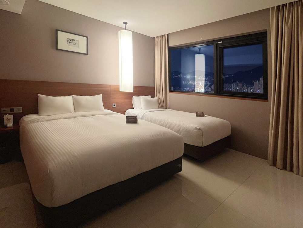 Family Twin Room - Photo 1