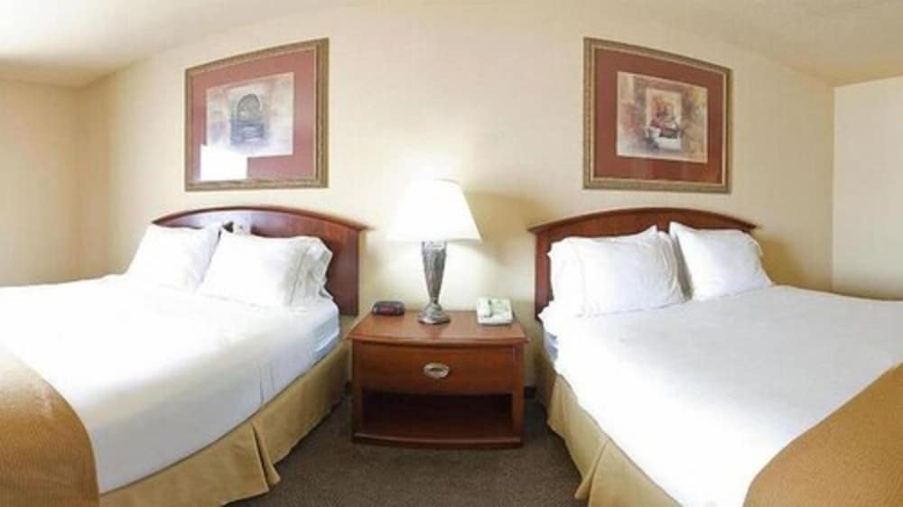 Suite, 2 Queen Beds - Photo 3
