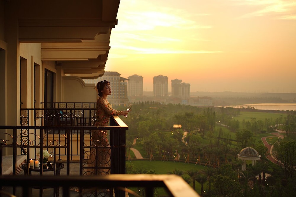 Grand Deluxe Twin Room With Lake View photo 2