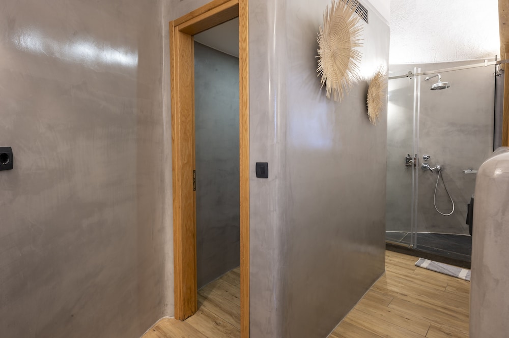 Honeymoon Windmill Suite with sharing pool - Photo 4