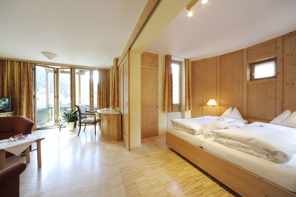 Family Suite, Balcony, Mountain View
