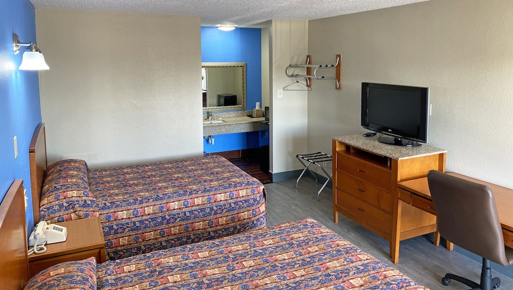 Room, 2 Double Beds, Non Smoking, Refrigerator & Microwave photo 3
