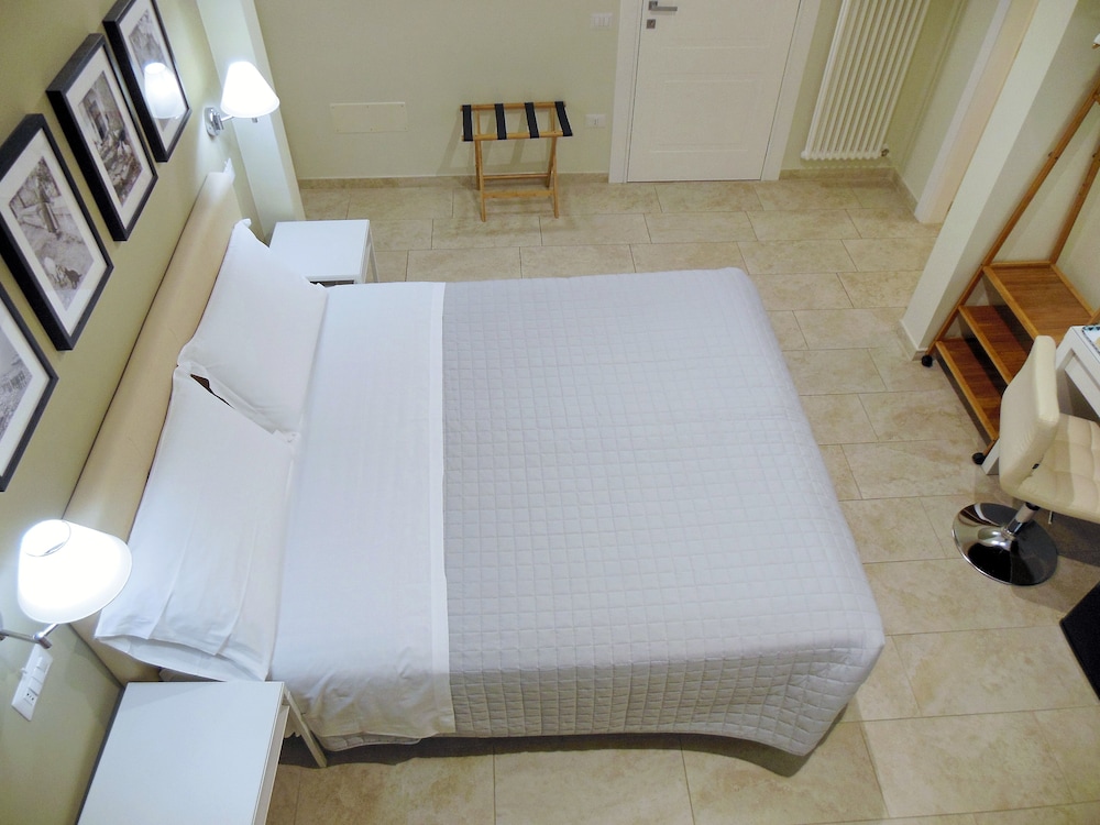 Deluxe Room - Photo 10