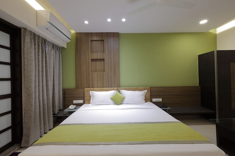 Deluxe Room, 1 Queen Bed photo 2