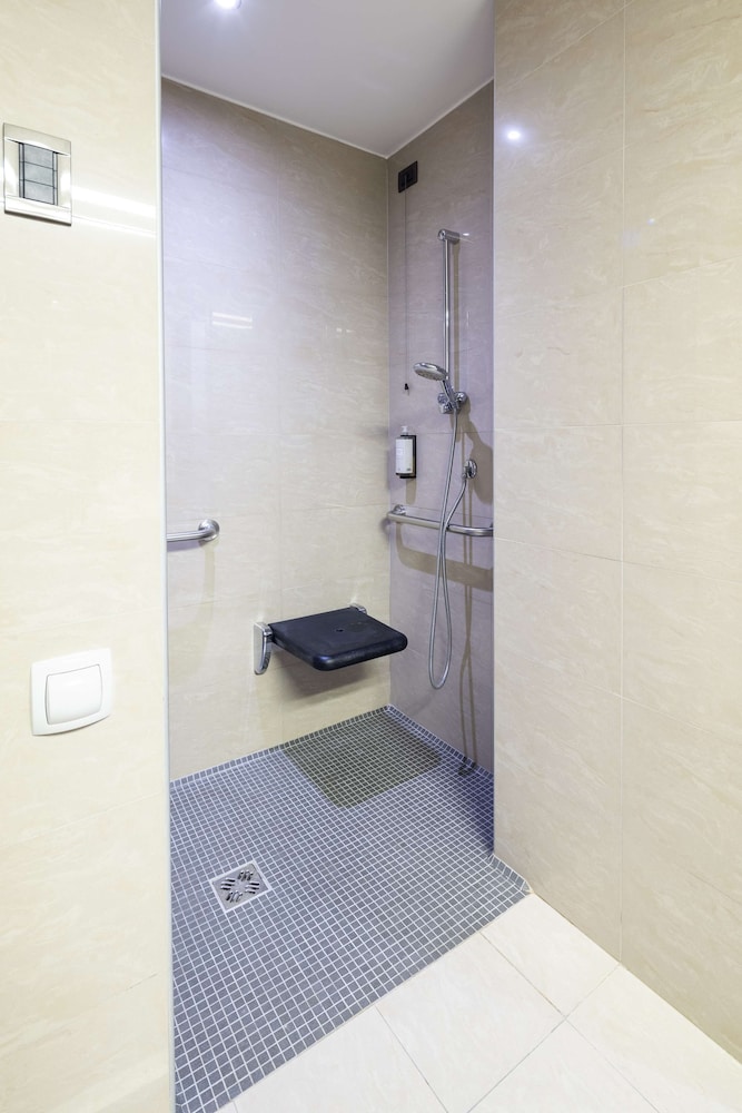 Superior Double Room, Mobility Accessible - Photo 6