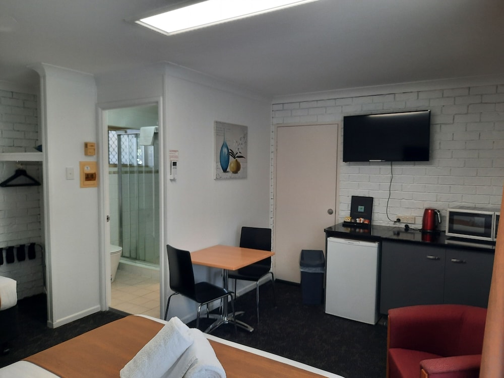 Superior Triple Room, Multiple Beds, Connecting Rooms, Pool View photo 3