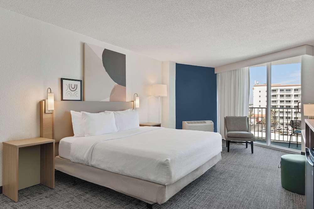 Room, 1 King Bed, Accessible (Mobility, Roll-In Shower) - Photo 1