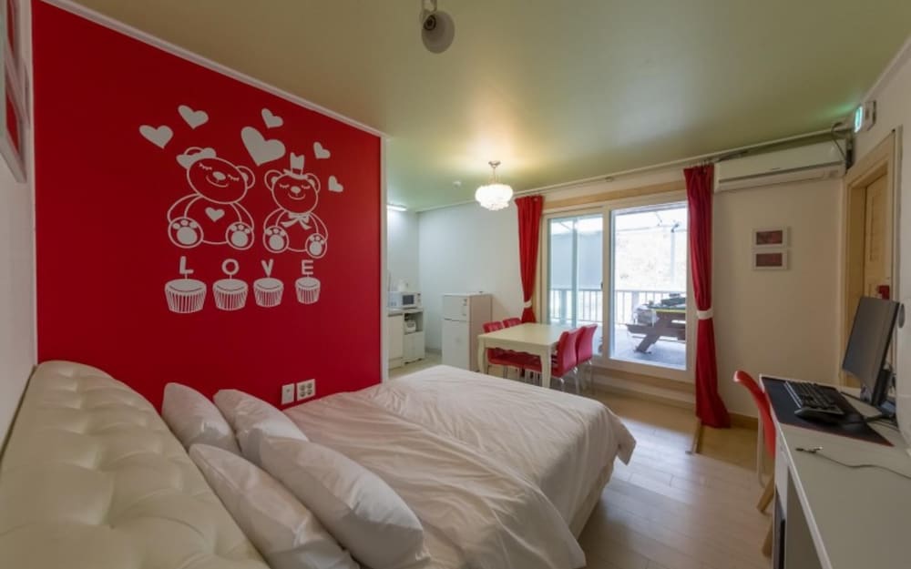 Room (No 202 Pool Light Love [Individual Te)