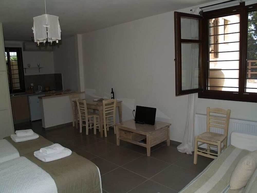 Studio, 2 Twin Beds photo 3