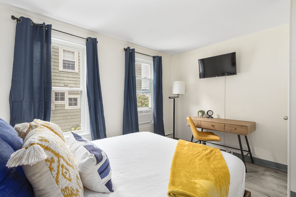 Queen 1-Bedroom Apartment - Photo 2