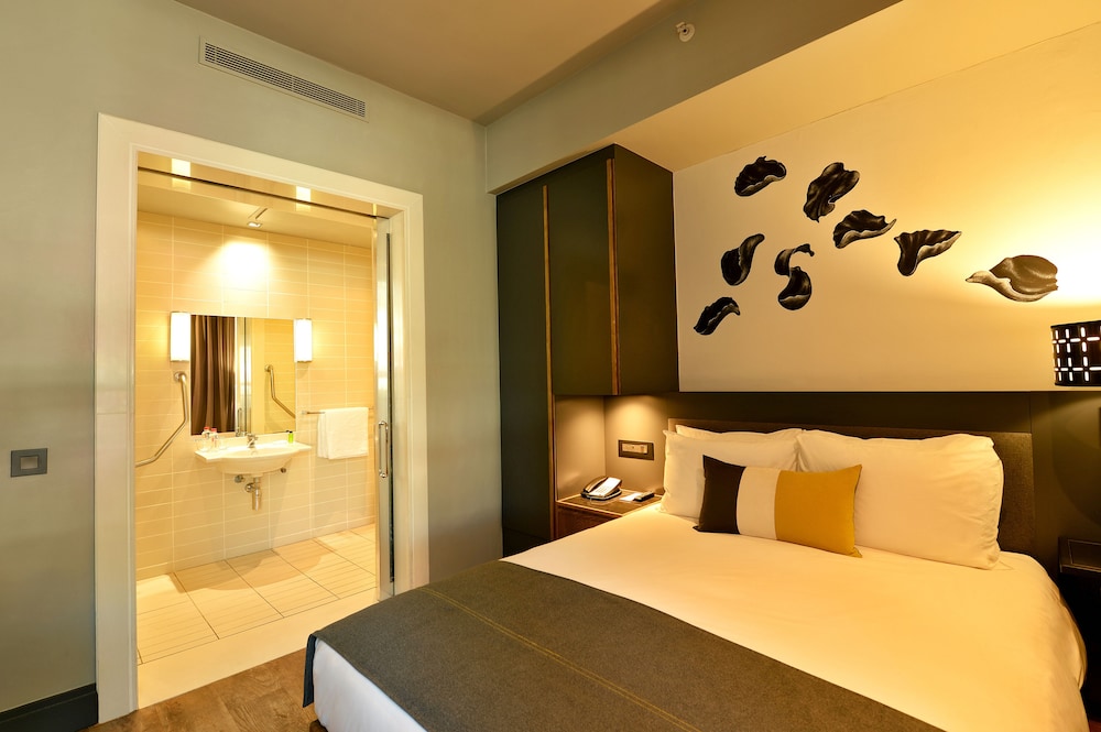 Standard Room, 1 Queen Bed - Photo 4