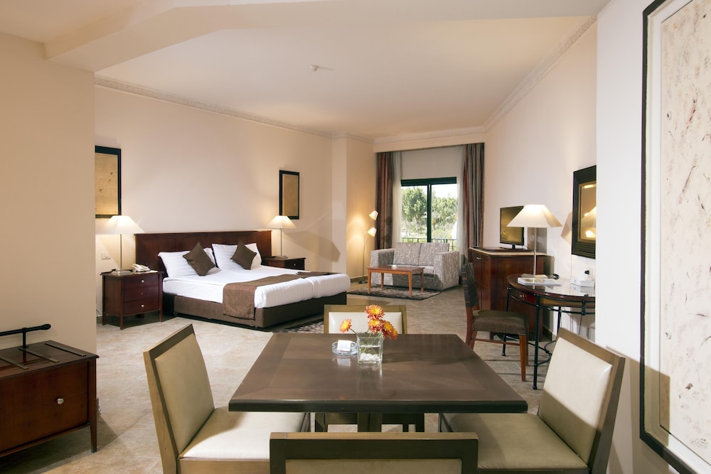 Family Room, 1 King Bed, Private Bathroom, Golf View