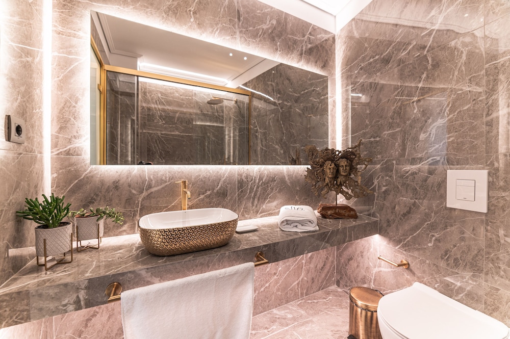 Luxury Apartment - Photo 23