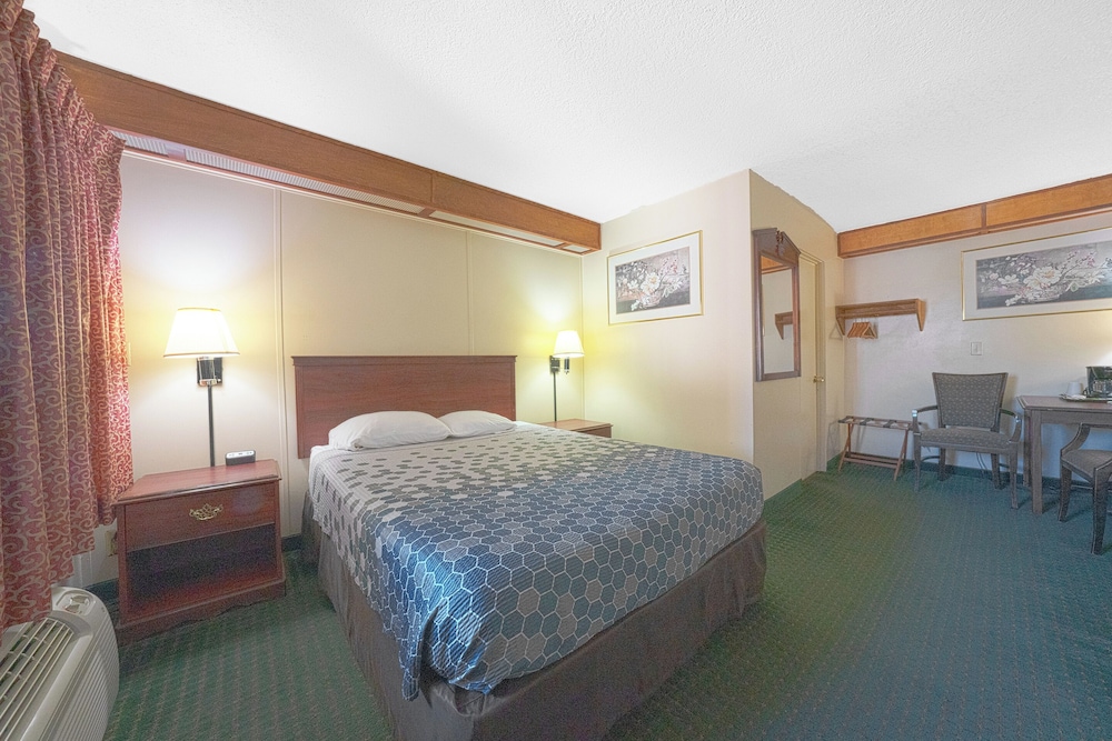 Basic Room, 1 King Bed - Photo 1