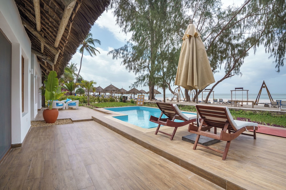 Presidential Suite sea front with private Pool