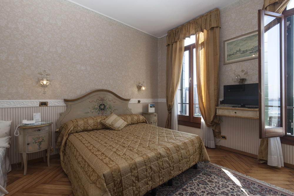 Superior Double Room, Lagoon View photo 3