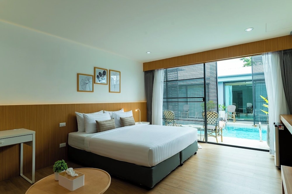 Premier Deluxe Pool Access - Photo 8