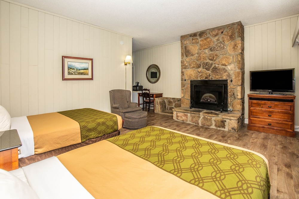 Room, 2 Double Beds, Mountain View (with Fireplace) photo 2