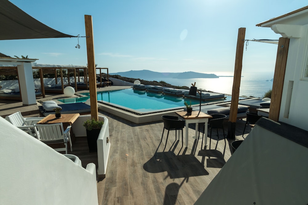 Loft Suite with Plunge Pool & Caldera View - Photo 2