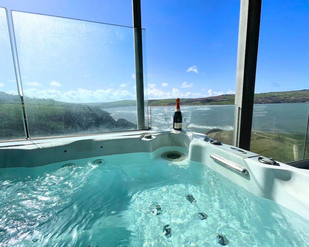 Luxury Studio Suite, 1 King Bed, Hot Tub, Sea View photo 3