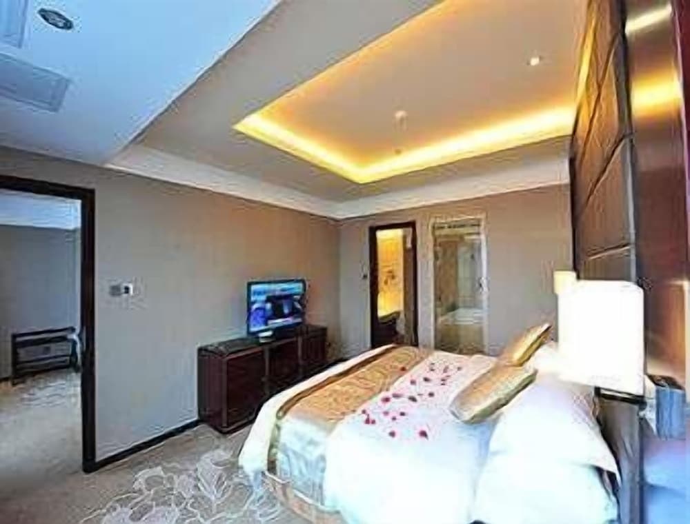 Deluxe Room, 1 King Bed photo 1