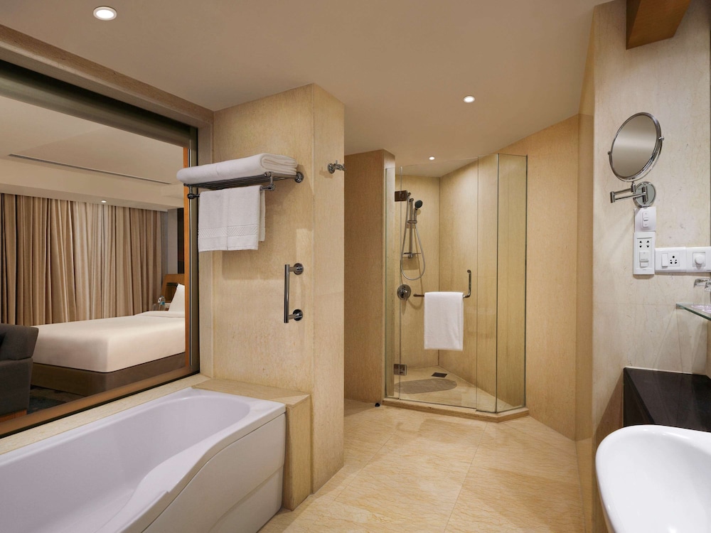 Premier Room, 2 Twin Beds, Executive Level - Photo 6