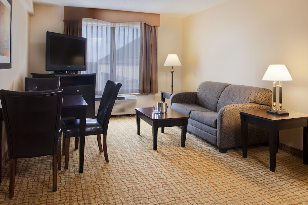 Suite, 1 King Bed, Non Smoking - Photo 3