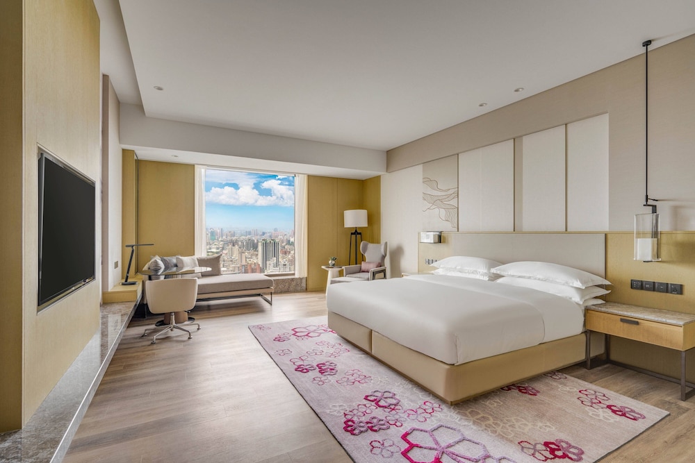 Deluxe Room, 1 King Bed, Non Smoking, City View - Photo 4