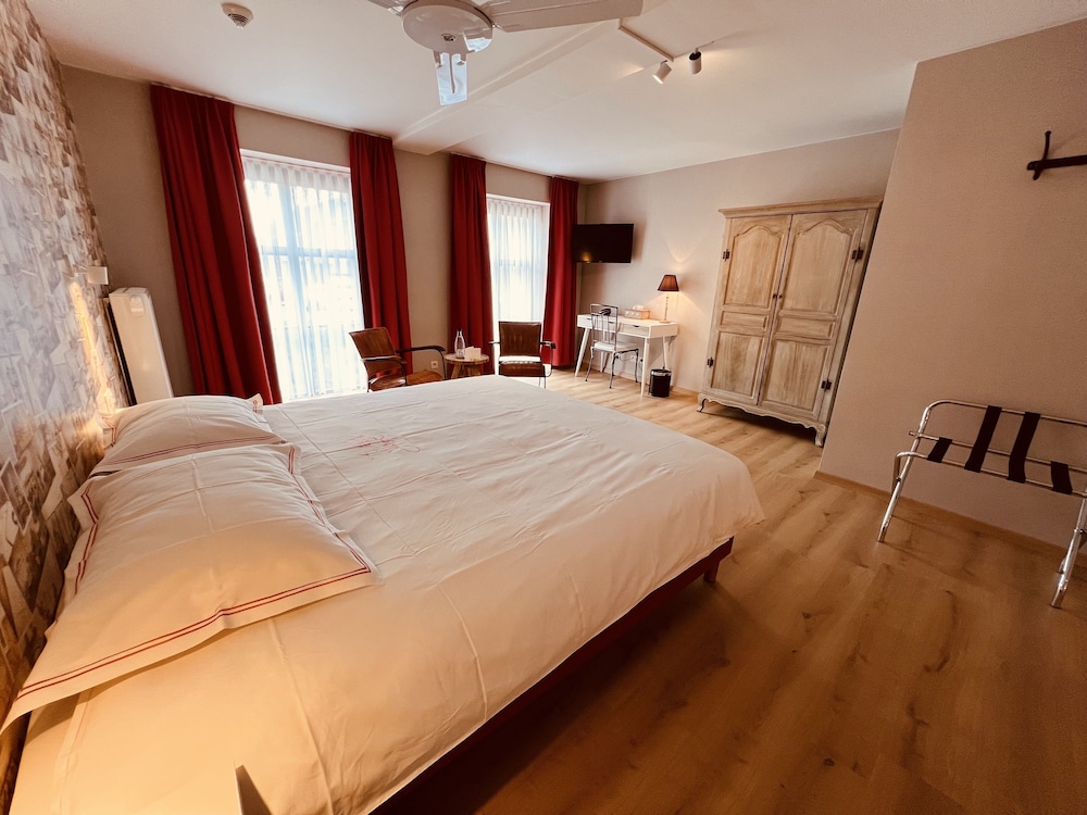 Luxury Cabin, Multiple Bedrooms photo 3