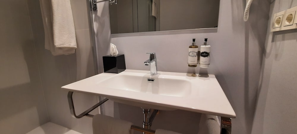 Double or Twin Room - Photo 34