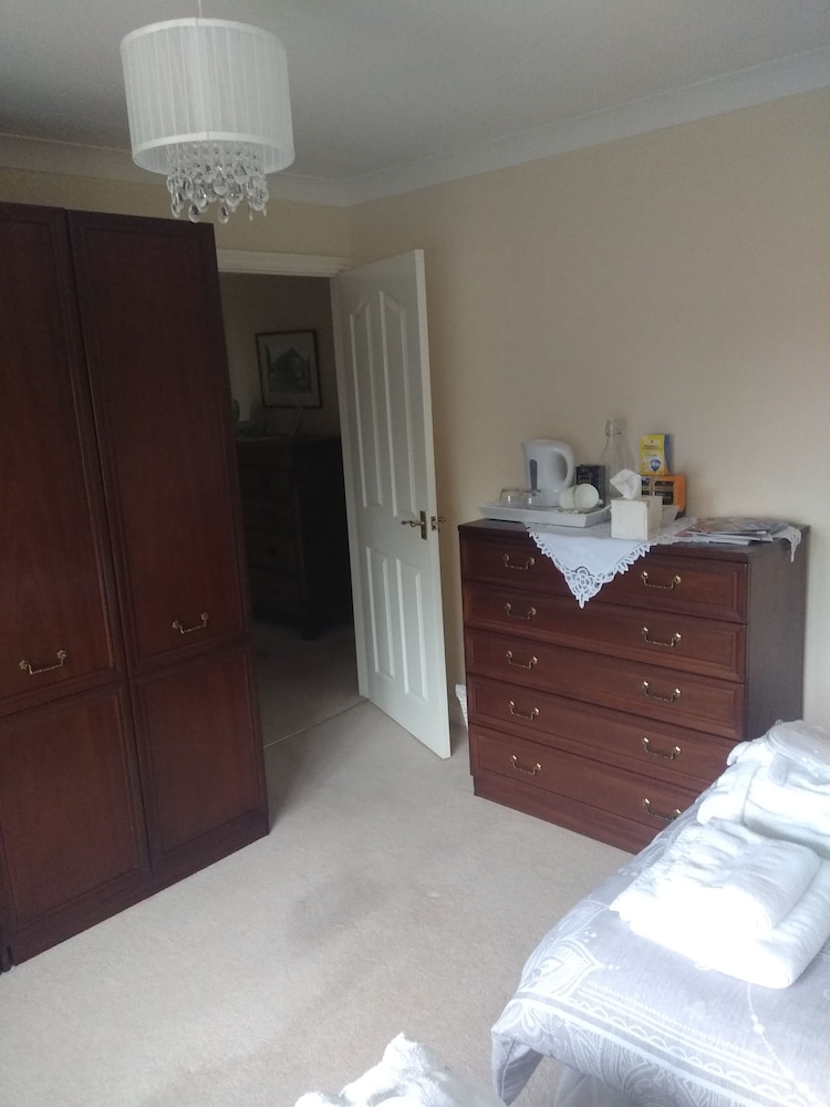 Deluxe Twin Room, Non Smoking, Shared Bathroom (Pennard Castle) photo 2