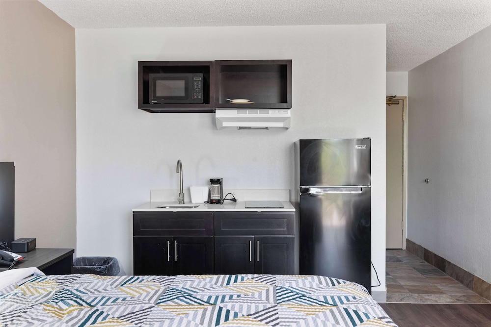 Standard Room, 1 King Bed, Non Smoking, Kitchenette - Photo 3