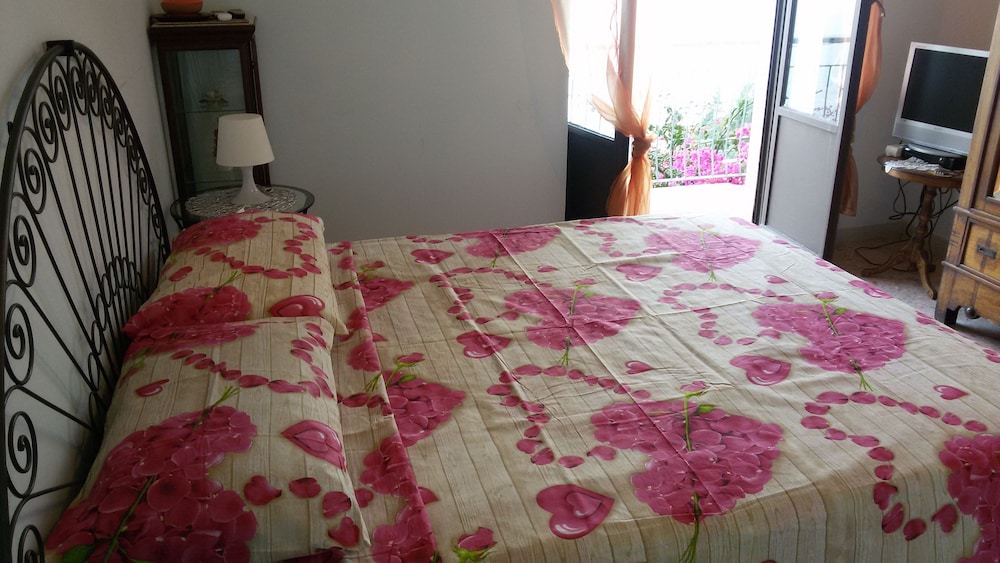 Elite Villa, 2 Bedrooms, Kitchen, Oceanfront (Via G. D’Amalfi 62, Amalfi)