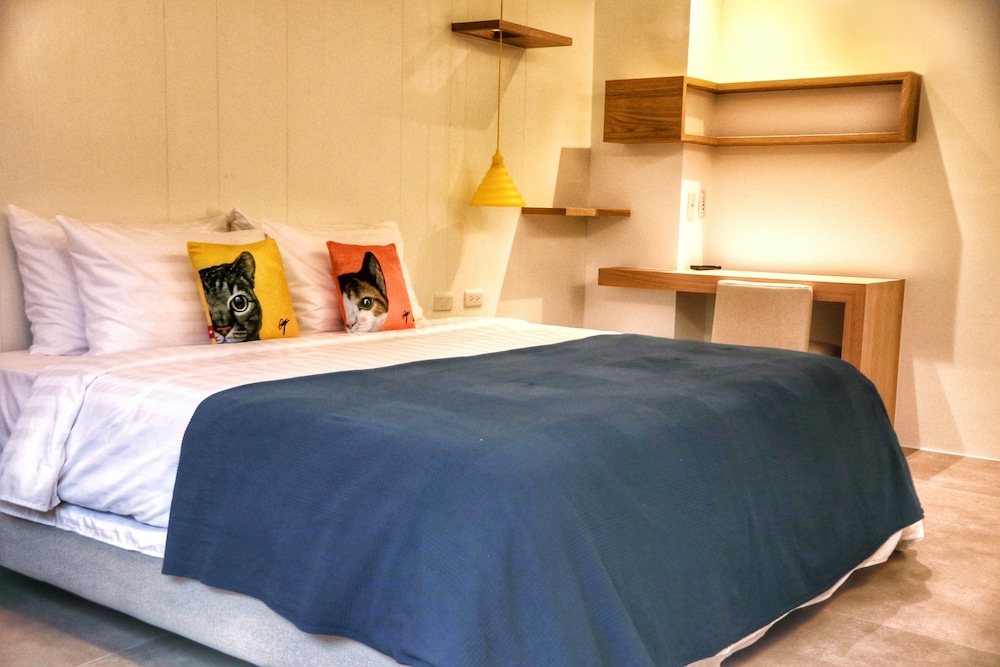 Classic Double Room, 1 Queen Bed, Non Smoking, Hill View
