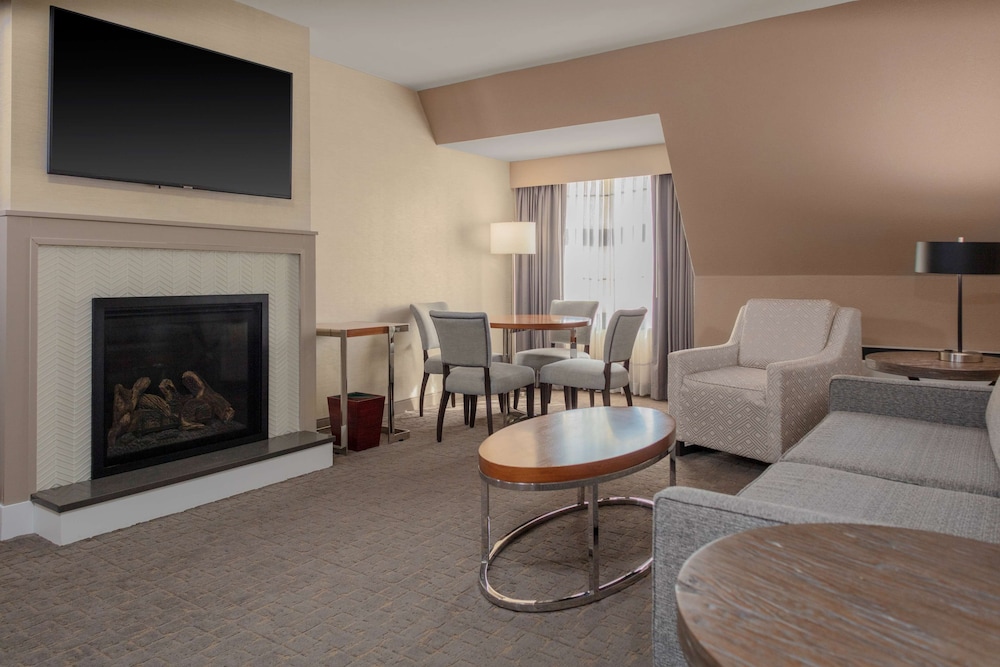 Suite, 1 Bedroom, Mountain View - Photo 1