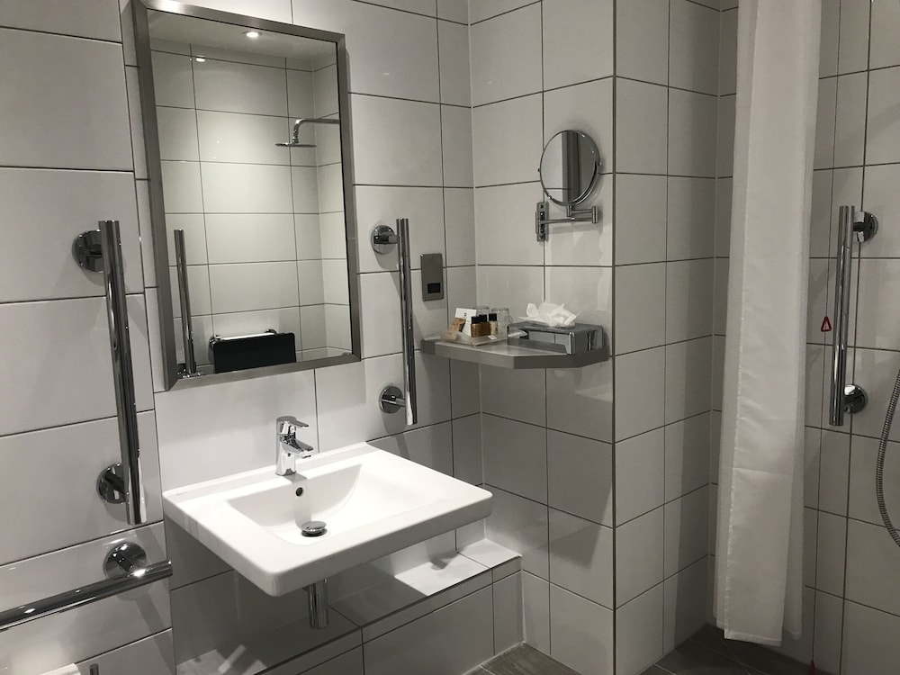 Standard Room, 1 Double Bed, Accessible - Photo 4