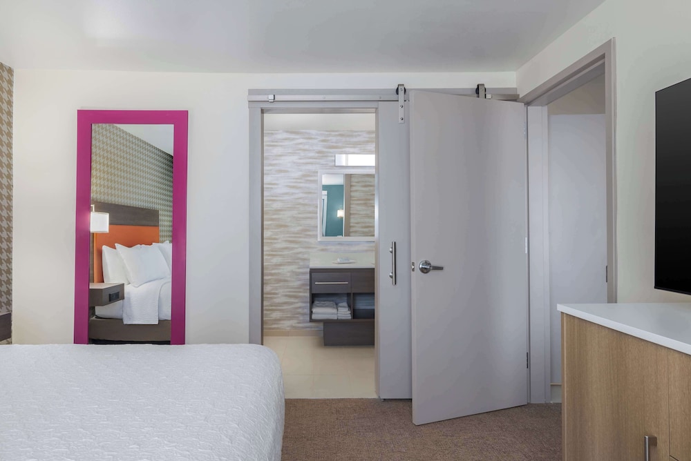 Suite, 1 King Bed, Corner - Photo 8