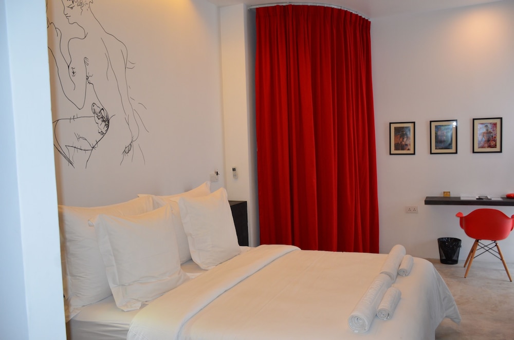 Standard Room, 1 Queen Bed photo 2