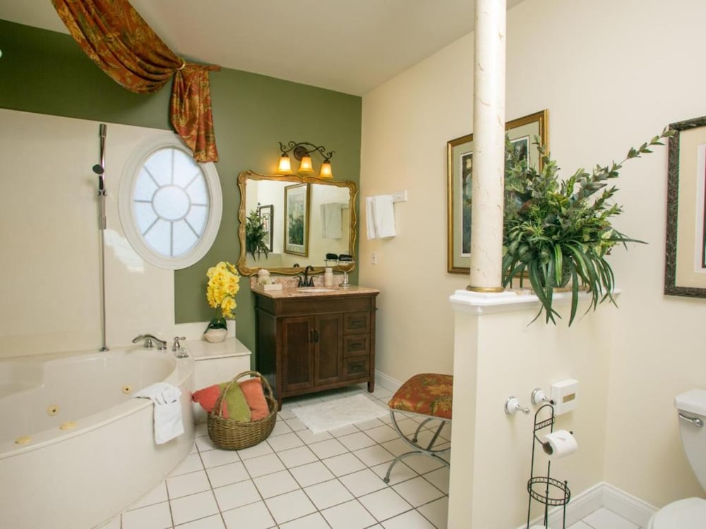 Balcony with Ocean view, 1 King bed, Spa Bath photo 3