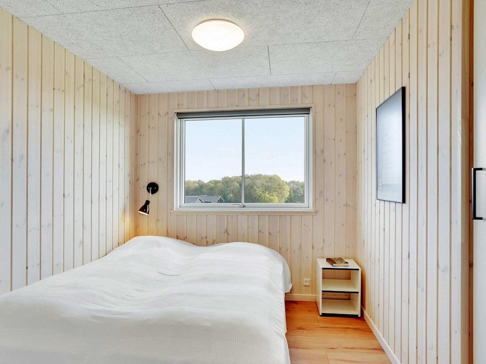 Deluxe House, Multiple Bedrooms photo 2