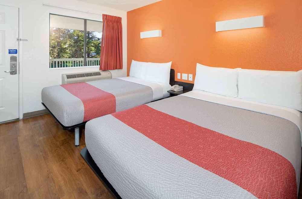 Deluxe Room, 2 Double Beds, Non Smoking, Refrigerator & Microwave photo 2
