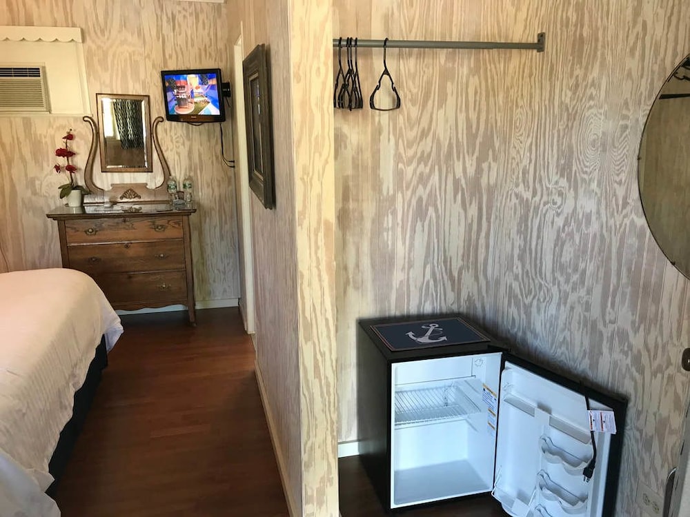 Deluxe Room, 1 King Bed photo 2