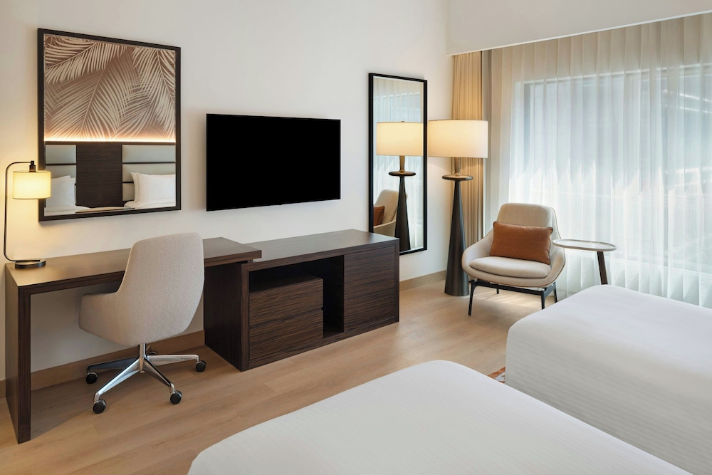 Deluxe Room, 2 Twin Beds, Non Smoking, Pool View