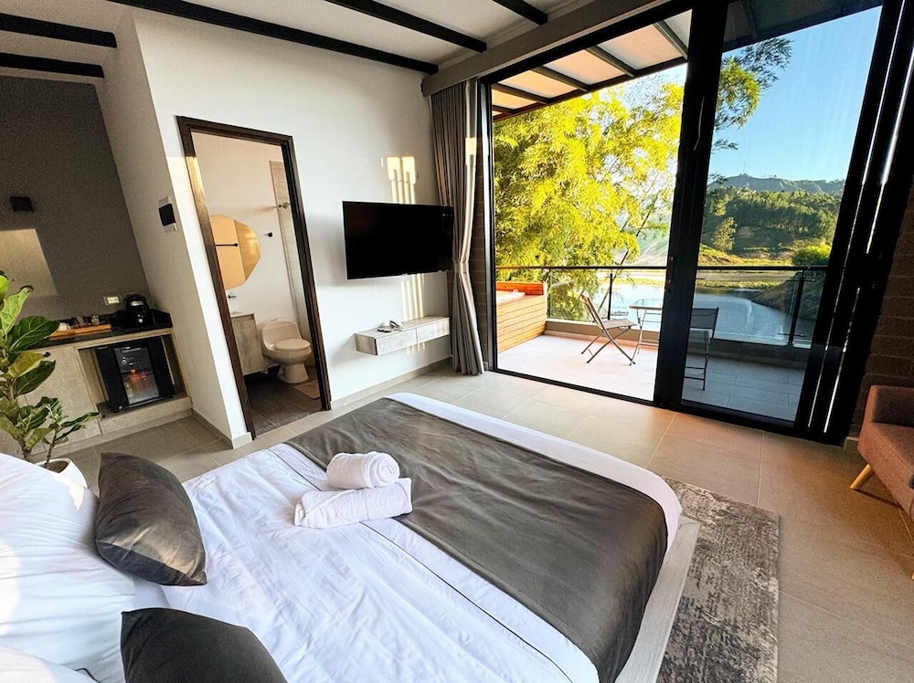 Deluxe Suite, Lake View photo 1