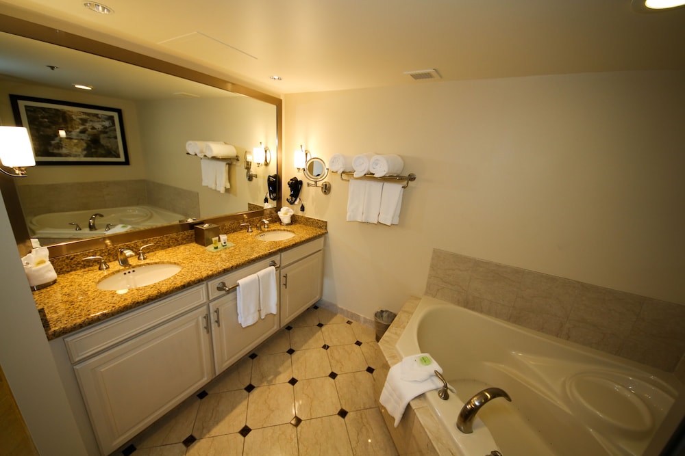 Sunset Bungalow Suite - Photo 8