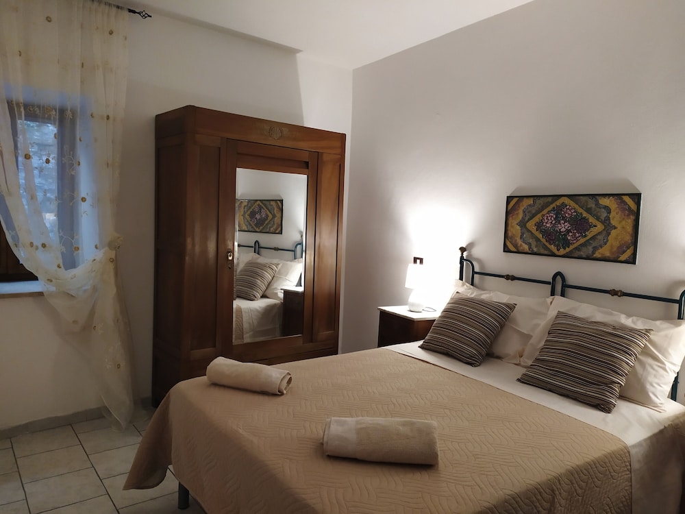 House, 2 Bedrooms, Fireplace, City View photo 2
