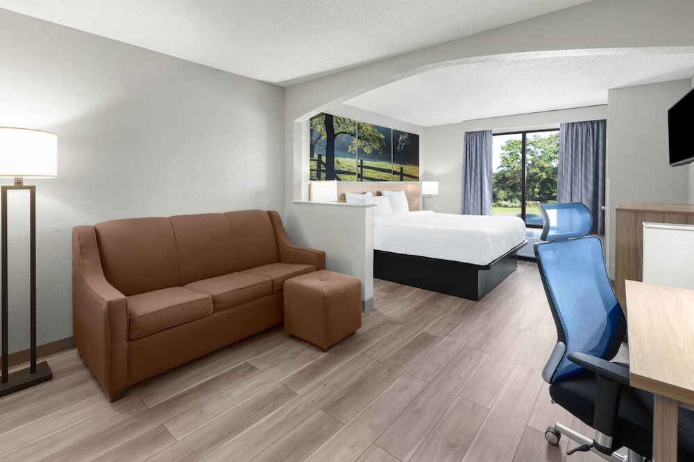 Deluxe Room, 1 King Bed, Non Smoking - Photo 3